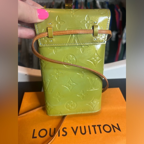 Authentic Louis Vuitton Vernis Crossbody - Picture 8 of 17